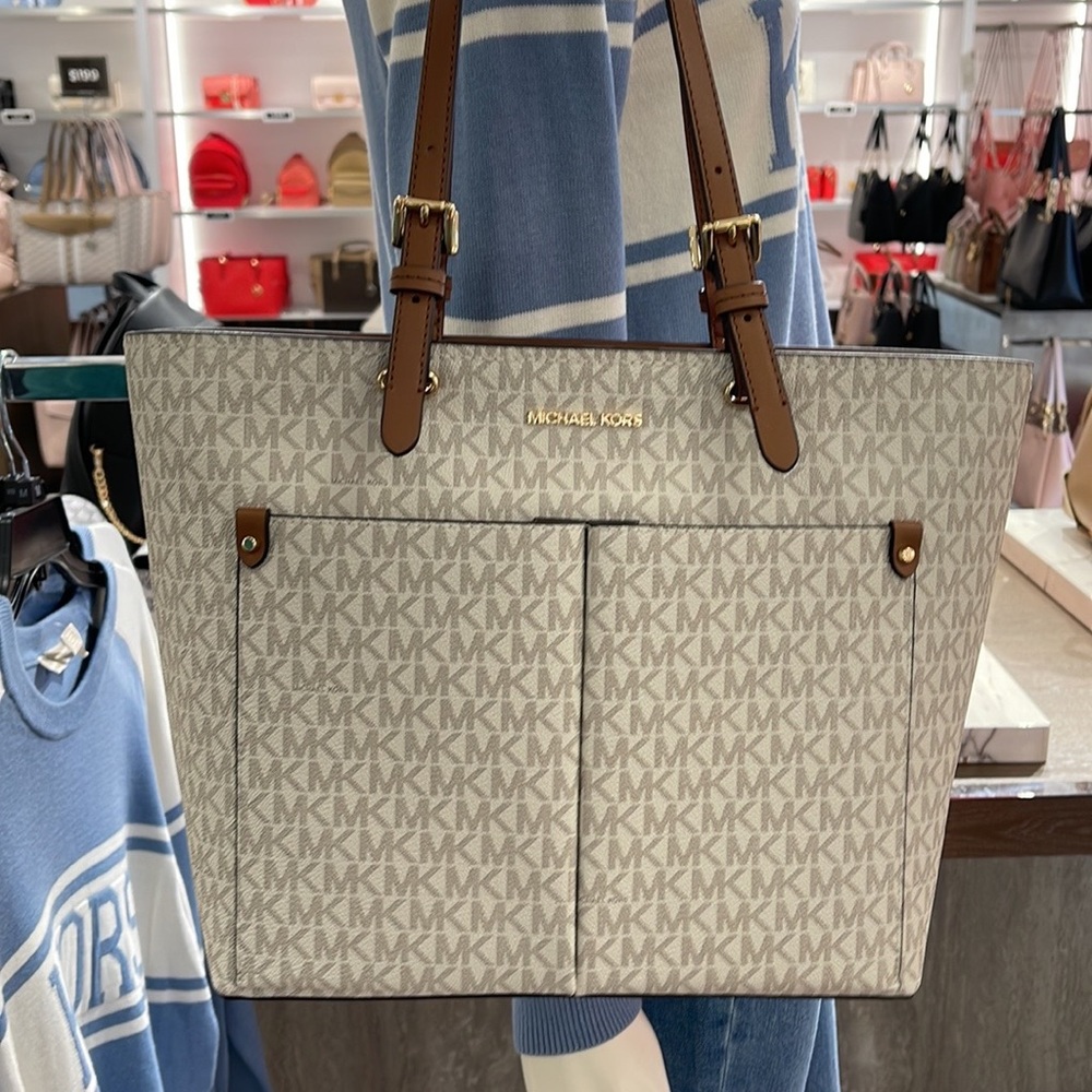 MICHAEL KORS JET SET TRAVEL MEDIUM DOUBLE POCKET TOTE 
VANILLA SIGNATURE
NWT - Picture 2 of 16